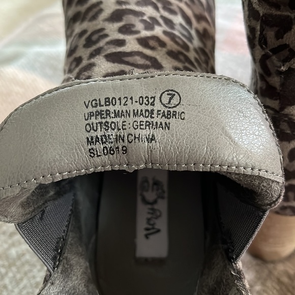 Erin  Grey leopard Print Wedge, size 7 medium. - Picture 5 of 6